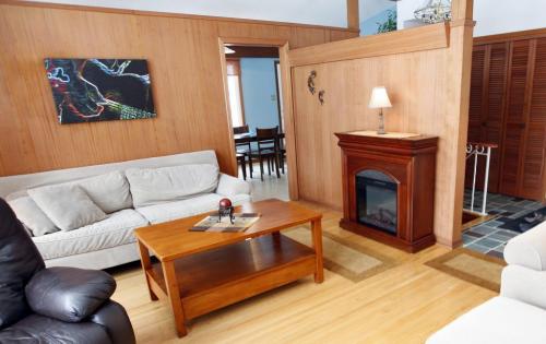 52 Galinee Bay in Westwood -  livingroom  - Todd Lewys Resale Homes - KEN GIGLIOTTI / Mar. 4 2013 / WINNIPEG FREE PRESS