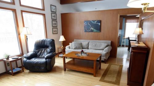 52 Galinee Bay in Westwood -  living room  - Todd Lewys Resale Homes - KEN GIGLIOTTI / Mar. 4 2013 / WINNIPEG FREE PRESS