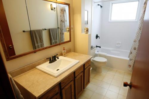 52 Galinee Bay in Westwood -  bathroom  - Todd Lewys Resale Homes - KEN GIGLIOTTI / Mar. 4 2013 / WINNIPEG FREE PRESS