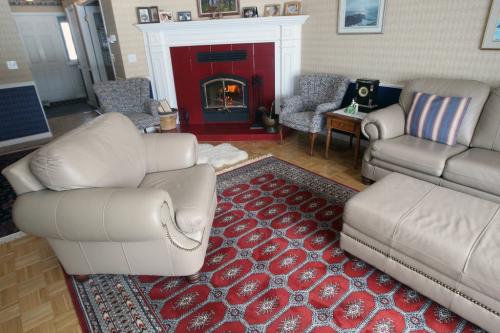 Living room- 113 Blythefield Road in SanfordSee Todd Lewys story- March 06, 2013   (JOE BRYKSA / WINNIPEG FREE PRESS)