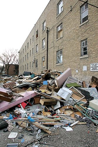 BORIS MINKEVICH / WINNIPEG FREE PRESS  070415 There is alot of garbage right next to 519 Burnell.
