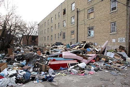 BORIS MINKEVICH / WINNIPEG FREE PRESS  070415 There is alot of garbage right next to  519 Burnell.