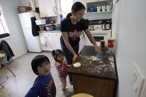 Althea Guiboche , son Justin age 4 and daughter Aralayn  age 2 , making Bannock in her home  and hands it to  people on the street Äì geoff kirbyson story  KEN GIGLIOTTI / Mar. 12 2013 / WINNIPEG FREE PRESS