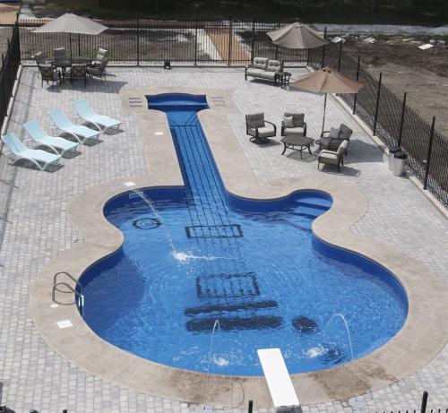 - in pic  Anola home with guitar shaped  pool - in pic string  details on  pool  bottom - Todd Lewys story ( KEN GIGLIOTTI  / WINNIPEG FREE PRESS ) July 8 2011