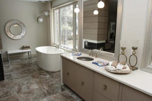 The Health Sciences Centre Foundation Home Lottery Grand Prize is a Tuxedo neighbourhood show home at 137 Aldershot Blvd. valued at $1.4 million. The house features almost 5,000 square feet of living space. Pictured is the master ensuite bathroom on March 15, 2013. (REPORTER: TODD LEWYS) (JESSICA BURTNICK/WINNIPEG FREE PRESS)