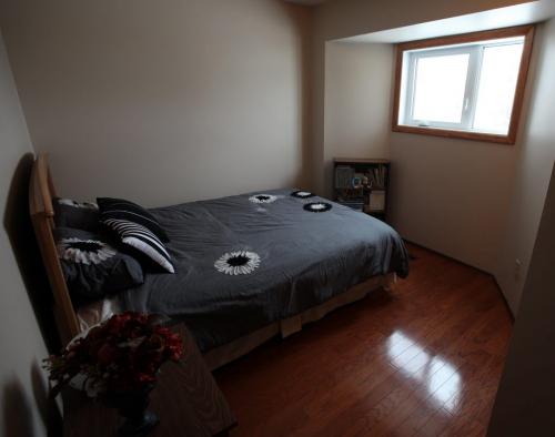 641 Hamilton Avenue 2nd bedroom March 17, 2013 - (Phil Hossack / Winnipeg Free Press)