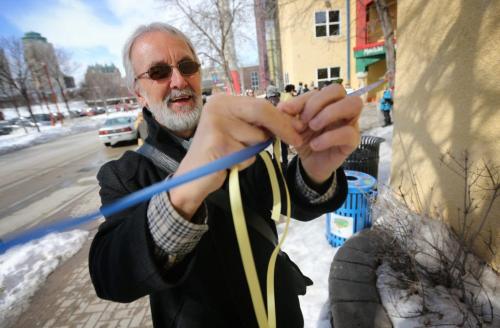 Fred Penner ties a ribbon to show his support for the Manitoba Theatre for Young People, Saturday, March 23, 2013. The MTYP has recently had its funding cut. ( TREVOR HAGAN/WINNIPEG FREE PRESS)