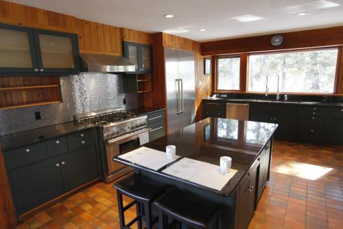 Homes. House at 171 River Road in St. Andrews, Mb. The kitchen. The realtor is Bill Thiessen. Todd Lewys  (WAYNE GLOWACKI/WINNIPEG FREE PRESS) Winnipeg Free Press March 26 2013