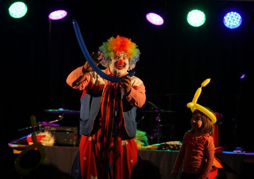 Brandon Sun Doodle the Clown entertained the crowd in the Convention Hall, with help of an audience volunteer, at the Royal Manitoba Winter Fair on Saturday. (Bruce Bumstead/Brandon Sun)