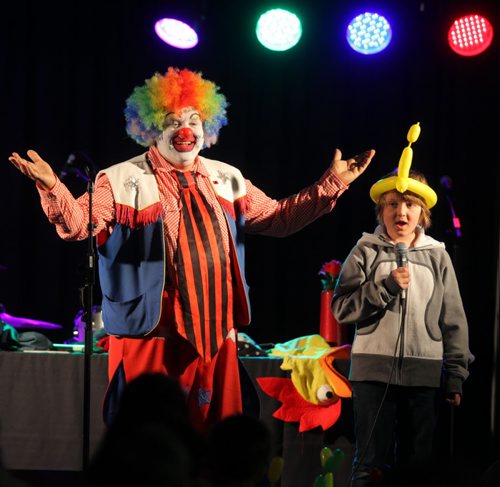 Brandon Sun Doodle the Clown entertained the crowd in the Convention Hall, with help of an audience volunteer, at the Royal Manitoba Winter Fair on Saturday. (Bruce Bumstead/Brandon Sun)