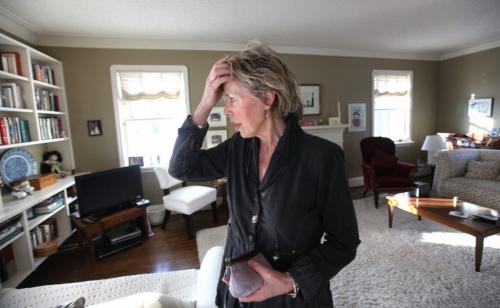 Terminally ill Susan Griffiths spends her last days in her home with family and friends before leaving Winnipeg for the last time to board a flight to Europe. By the end of April she will have had an assisted suicide. Photos are of her home life including taking her pills every few hours, using icepacks for the pain, wearing tight stockings for her low blood pressure and loss of strength. She wrote letters Parliament to advocate for right to die laws. See Lindor' Reynolds story. Part 3 Photography Ruth Bonneville Ruth Bonneville / Winnipeg Free Press)