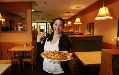 Detour. Icons. 2 Kelly's Cafe. Owner Kelly Oxelgren with the Crispy Chicken Club Salad. David Sanderson  story.  (WAYNE GLOWACKI/WINNIPEG FREE PRESS) Winnipeg Free Press April 10 2013