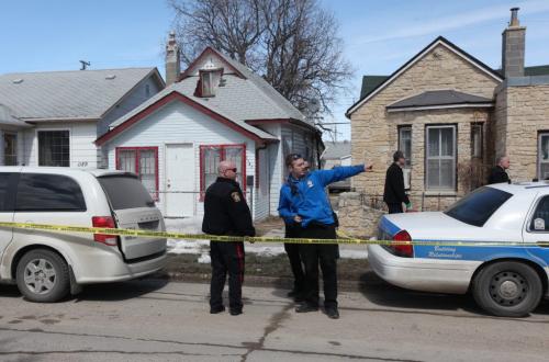 Police Officers investigate a suspicious death at 1187 Alexander Saturday afternoon. Photography Ruth Bonneville Ruth Bonneville /  Winnipeg Free Press)