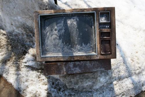 Turned off- A expired TV sits in a snow bank in the back alley on Mountain Ave in Winnipeg Standup Photo- April 19, 2013   (JOE BRYKSA / WINNIPEG FREE PRESS)