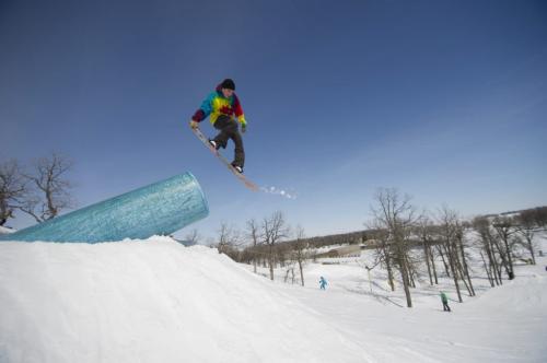 130420 Winnipeg - DAVID LIPNOWSKI / WINNIPEG FREE PRESS  Jeremy Dalman (age 16) snowboards at Stony Mountain Ski Area, which was still open Saturday afternoon.