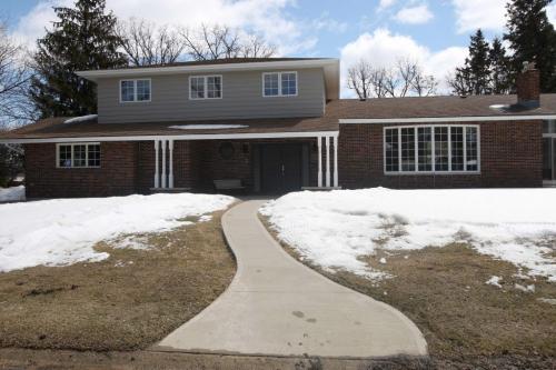 3 Brahms Bay in North KildonanFamily room- See Todd Lewys story- April 22, 2013   (JOE BRYKSA / WINNIPEG FREE PRESS)