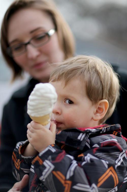 Flynn Lernout, 2, and his mom Ashleigh enjoying some ice cream at the BDI, Friday, April 26, 2013. (TREVOR HAGAN/WINNIPEG FREE PRESS)