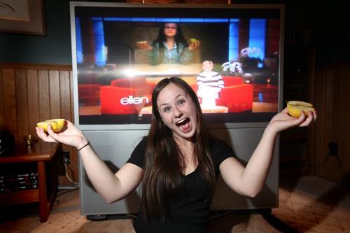 Kirsten Kettler of Winnipeg can't believe her funny apple video made it onto the ellen Show recenlty. Kettler chops a apple in half using only her forehead in the short video clip.  Photography Ruth Bonneville Ruth Bonneville /  Winnipeg Free Press)