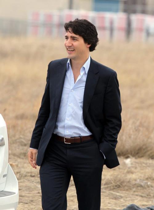Liberal leader Justin Trudeau makes his way into Sisler High School in Winnipeg Thursday morning.  Photography Ruth Bonneville Ruth Bonneville /  Winnipeg Free Press)