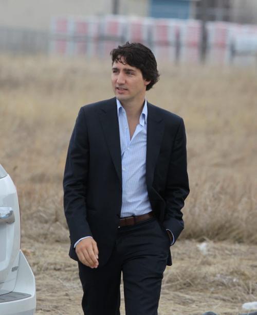 Liberal leader Justin Trudeau makes his way into Sisler High School in Winnipeg Thursday morning.  Photography Ruth Bonneville Ruth Bonneville /  Winnipeg Free Press)