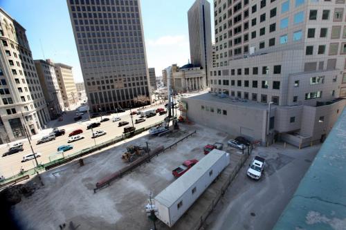 PCL workers begin drilling piles for what is believed to be a highrise hotel in Winnipeg just north of  201 Portage (old Canwest building) on the west side of Main street.  .See Bart Kives Story.  Photography Ruth Bonneville Ruth Bonneville /  Winnipeg Free Press)
