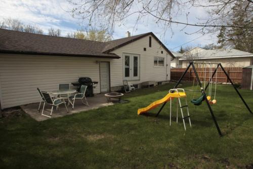 Homes.¤2501 Pinewood Drive in Woodhaven,  the realtor is Mark Penner. Back yard.  Todd Lewys story (WAYNE GLOWACKI/WINNIPEG FREE PRESS) Winnipeg Free Press May 21 2013