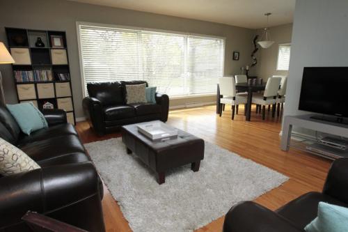 Homes.¤2501 Pinewood Drive in Woodhaven,  the realtor is Mark Penner.  The living Room.    Todd Lewys story (WAYNE GLOWACKI/WINNIPEG FREE PRESS) Winnipeg Free Press May 21 2013