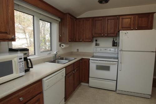 Homes.¤2501 Pinewood Drive in Woodhaven,  the realtor is Mark Penner. The kitchen.  Todd Lewys story (WAYNE GLOWACKI/WINNIPEG FREE PRESS) Winnipeg Free Press May 21 2013