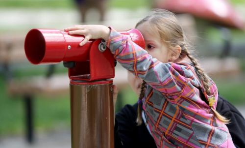 Carla Baranski and her daughter, Kira, playing with a telescope in Kildonan Park, Saturday, June 1, 2013. (TREVOR HAGAN/WINNIPEG FREE PRESS)