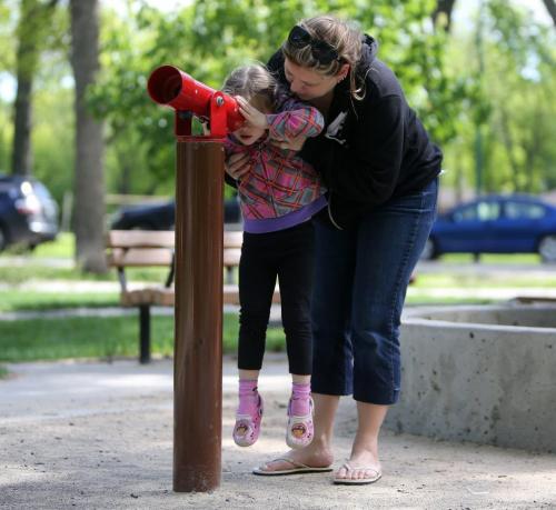 Carla Baranski and her daughter, Kira, playing with a telescope in Kildonan Park, Saturday, June 1, 2013. (TREVOR HAGAN/WINNIPEG FREE PRESS)