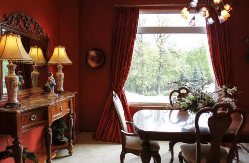 (Dining room) This Grand Pointe home, located at 246 Dymar Way just outside city limits, went on the market this morning. Tuesday, June 4, 2013. (TODD LEWYS) (JESSICA BURTNICK/WINNIPEG FREE PRESS)