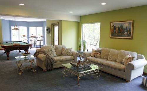 (Basement recreation room) This Grand Pointe home, located at 246 Dymar Way just outside city limits, went on the market this morning. Tuesday, June 4, 2013. (TODD LEWYS) (JESSICA BURTNICK/WINNIPEG FREE PRESS)