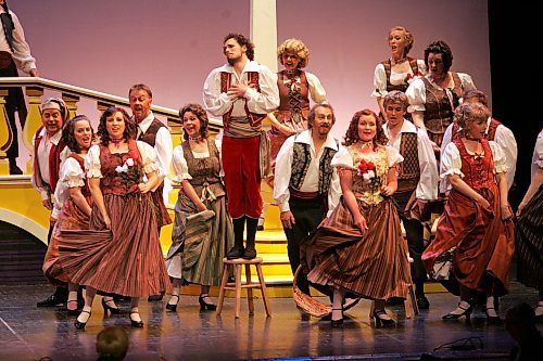 BORIS MINKEVICH / WINNIPEG FREE PRESS  070502 This year&#x2019;s production of Gilbert and Sullivan, &#x201c;The Gondoliers&#x201d; Dress rehearsal at Pantages Playhouse.