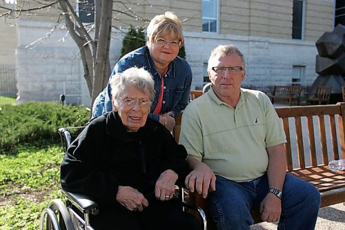 BORIS MINKEVICH / WINNIPEG FREE PRESS  070502 VOLUNTEER COLUMN- Sheldon Margolis(R) with his mother Ida and his wife Rita(top) pose for a photo. Jewish Child and Family Services  story.