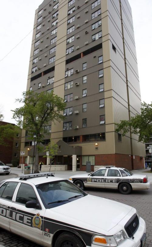 Winnipeg Police attend an incident in an apartment building in the 400 block of Edmonton St. at Sargent Ave. Monday morning. Wayne Glowacki/Winnipeg Free Press June 10. 2013