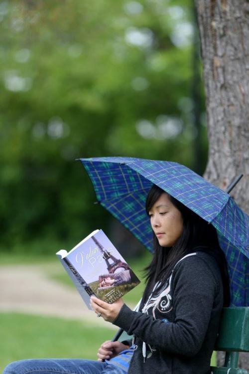 Mable Hagan reading J'adore Paris by Isabelle Lafl¾®che in Toilers Park, Sunday, June 9, 2013. (TREVOR HAGAN/WINNIPEG FREE PRESS) - Books
