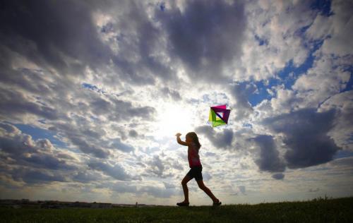 June 18, 2013 - 130618  -  Fiona Nixon (8) was out flying her kite with her mum and sister at Westview Park (Garbage Hill) Tuesday, June 18, 2013. John Woods / Winnipeg Free Press