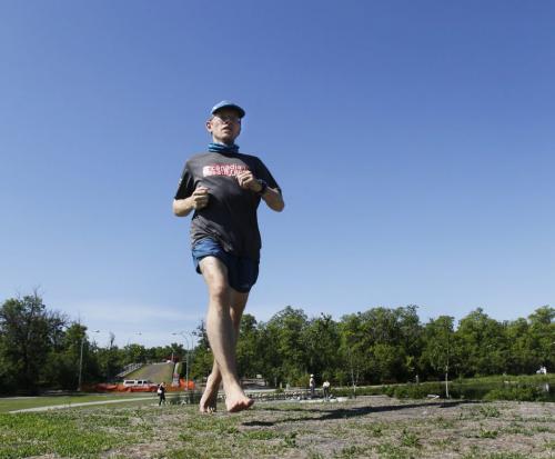 49/8 - pulse     Bob Nicol, a barefoot runner. Alex Paul story(WAYNE GLOWACKI/WINNIPEG FREE PRESS) Winnipeg Free Press June 18 2013