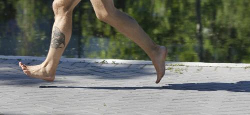 49/8 - pulse     Bob Nicol, a barefoot runner. Alex Paul story(WAYNE GLOWACKI/WINNIPEG FREE PRESS) Winnipeg Free Press June 19 2013