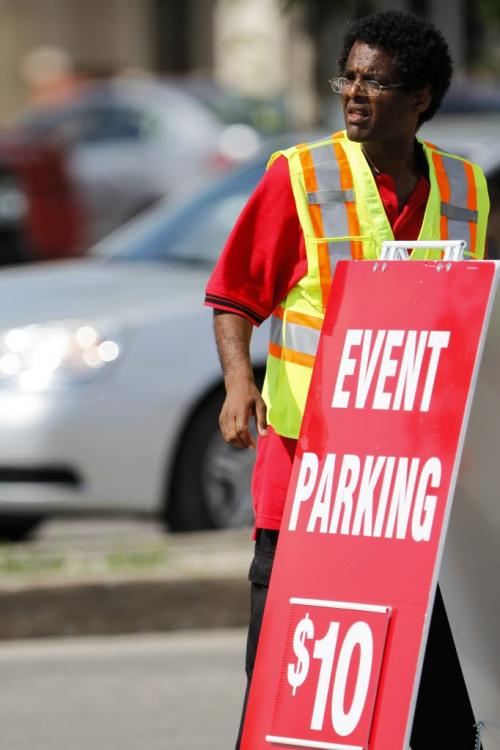 Event parking signs start to go up at the junction of Pembina Highway and Plaza Drive, directing Taylor Swift concert goers into lots on Saturday, June 22, 2013. (OLIVER SACHGAU) (JESSICA BURTNICK/WINNIPEG FREE PRESS)