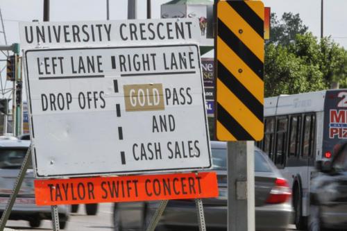A sign sits at the junction of Pembina Highway and Plaza Drive directing Taylor Swift concert traffic on Saturday, June 22, 2013. (OLIVER SACHGAU) (JESSICA BURTNICK/WINNIPEG FREE PRESS)