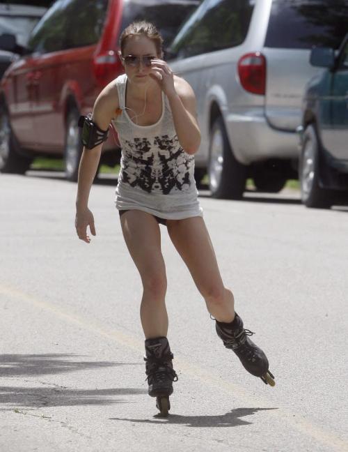 Stdup Weather Meaghan Schwartz takes advantage of the hot temps with a high reaching +30 to do some rollerblading  around Kildonan Park Tuesday afternoon  - KEN GIGLIOTTI / JUNE 25 2013 / WINNIPEG FREE PRESS