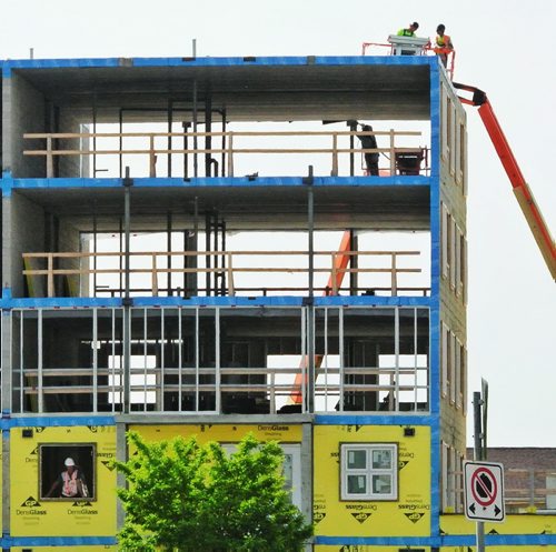 Construction progresses on the condo development at 800 Dovercourt just south of Mcgilvary Blvd at Dovercourt Drive.  130704 July 04, 2013 Mike Deal / Winnipeg Free Press