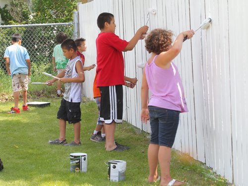 Brandon Sun Neighbourhood children pitched in to spruce up the Westaway Bay park during a community enhancement project on Thursday afternoon. In conjunction with a variety of organizations, including the  Brandon School Division, Brandon Regional Health Authority, Child and Family Services Westman, Samaritan House and Manitoba Housing, partnered with the Elspeth Reid to help with the first day of their summer recreation program at west end park. (Bruce Bumstead/Brandon Sun)
