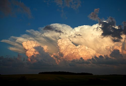 Brandon Sun 06072013 Storm clouds roll over the rolling hills along Highway 43 in North Dakota on Saturday evening. (Tim Smith/Brandon Sun)