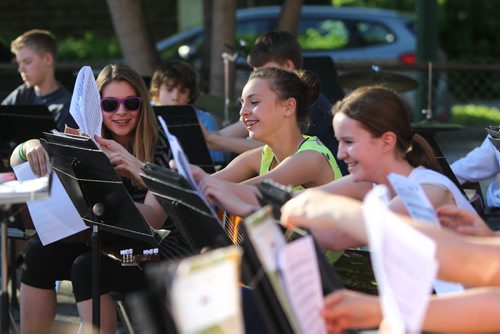 Grade 8 Windsor School band students  perform for parents and teachers outside the school  the last time before they graduate into high school. Names from Left - Right Mackenzie, Aby and Sydney. Class of 2017 Doug Speirs story.  July 11 , 2013 Ruth  Bonneville , Winnipeg Free Press