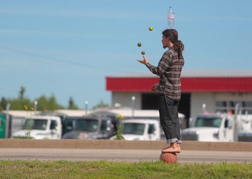 Brandon Sun Hitch-hike Jann Savard was making his way from Vancouver to Quebec City and uses balance and juggling to centre himself as well as some entertainment in exchange of a lift.  (Bruce Bumstead/Brandon Sun)