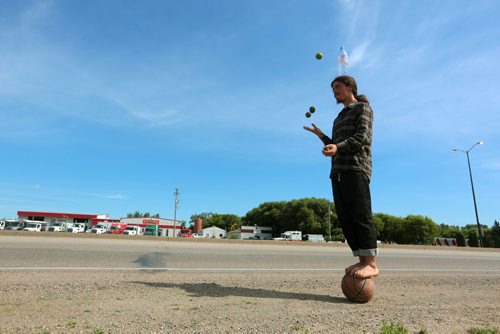 Brandon Sun Hitch-hike Jann Savard was making his way from Vancouver to Quebec City and uses balance and juggling to centre himself as well as some entertainment in exchange of a lift. (Bruce Bumstead/Brandon Sun)