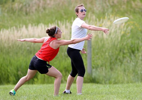 Brandon Sun 20072013 Shanda Chester of Brandon's Hammer Time makes a throw as Megan Sebastio of Winnipeg's Suck My Disc tries to block during the championship match at the Discs for Dogs tournament and barbecue at John Reilly Field on Saturday. The three-on-three Ultimate Frisbee tournament, organized by the Westman Ultimate Disc League, raised $750 for Funds for Furry Friends.   (Tim Smith/Brandon Sun)