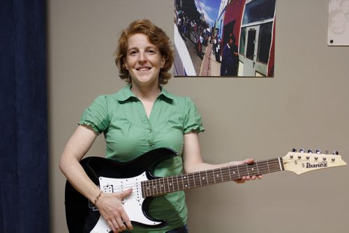 Canstar Community News July 24 -- Jessica Dressler of the West End Cultural Centre rocks out with an electric guitar. (CINDY CHAN) METRO